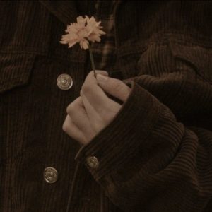 دانلود آهنگ  ﺗﺎ ﻣﻴﺎد اﺳﻤﻢ روی ﻟﺒﺖ دﺳﺘﻤﻮ ﻣﻴﻜﻨﻢ ﻣﻦ ﺑﺎﻟﺶ زﻳﺮ ﺳﺮت – ترند اینستایی